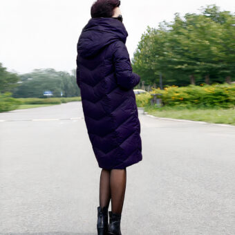 Halblange, umhüllende Daunenjacke für Frauen