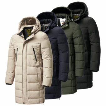 4 lange Daunenjacken in Beige, Khakiblau und Schwarz, die diagonal übereinander auf einem weißen Hintergrund liegen. Sie sind wattiert und haben eine Kapuze mit 2 Seitentaschen und 2 schwarze Reißverschlusstaschen auf der Brust.