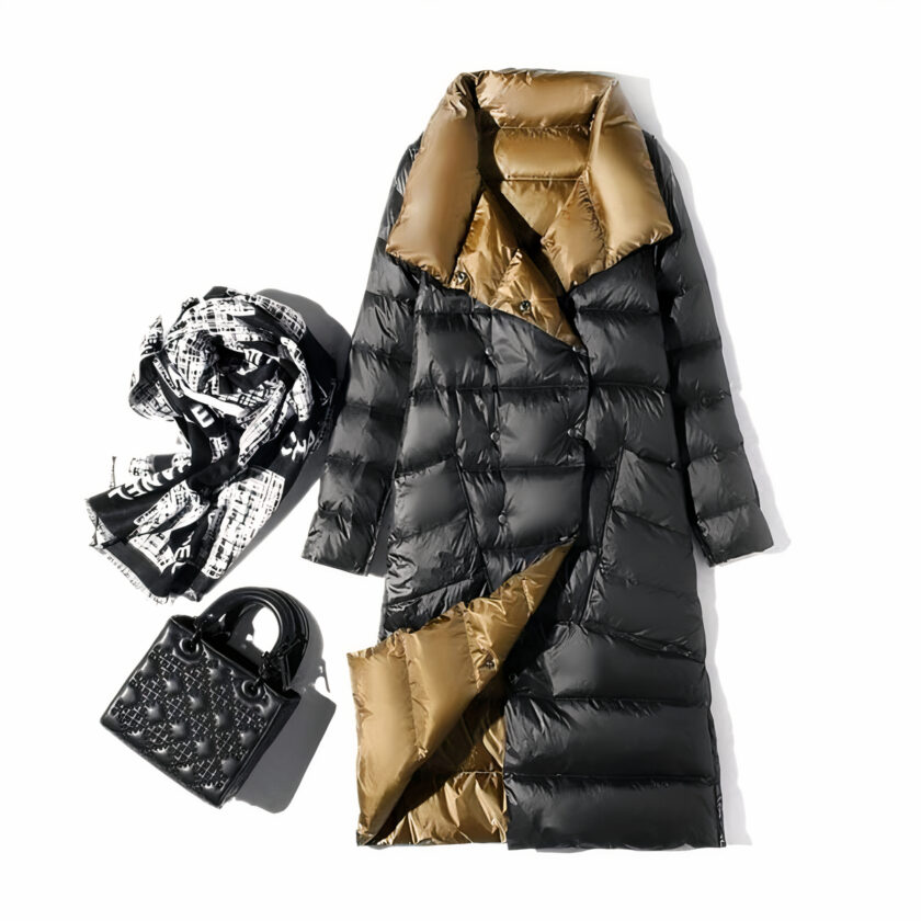 Leichte, lange, wendbare Daunenjacke für Damen, schwarz und gold, mit einer Handtasche und einem Schal.