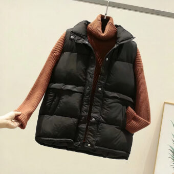Ärmellose, gesteppte, schwarze Daunenjacke.