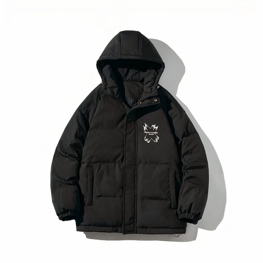 Foto von einer kurzen schwarzen Daunenjacke in einem weißen Hintergrund