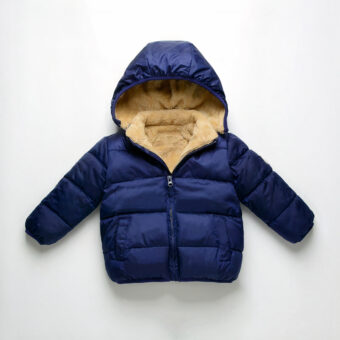 Blaue Daunenjacke für Kinder auf einem weißen Hintergrund.