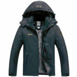 Herren-Ski-Daunenjacke aus Fleece auf weißem Hintergrund.