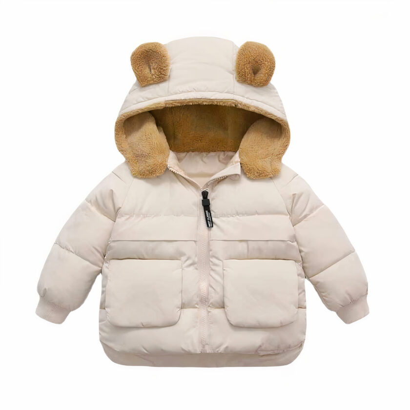 Weiße Daunenjacke für Kinder auf weißem Hintergrund.