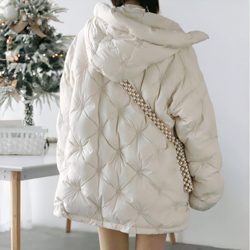 Kurze, dicke, weiße Daunenjacke für Frauen. Gute Qualität und sehr bequem, von einer Frau getragen.