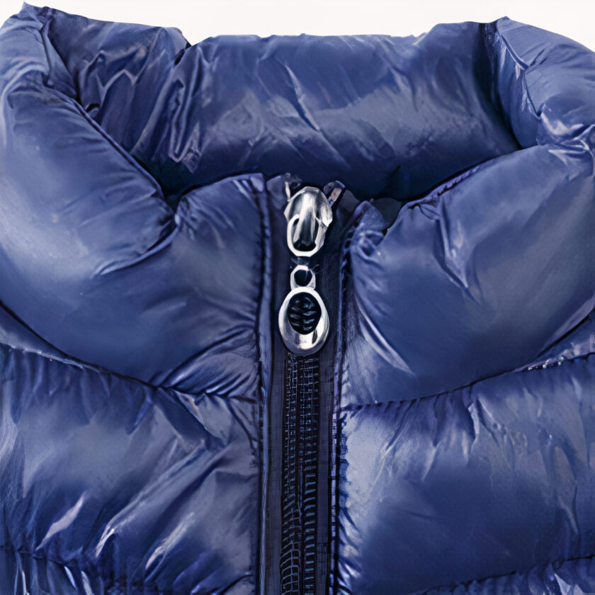 Marineblaue, ärmellose Daunenjacke für Teenager. Gute Qualität und sehr bequem.