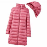 Dünne, lange, rosa Daunenjacke mit abnehmbarer Kapuze für Frauen, flach auf weißem Hintergrund mit abgenommener Kapuze
