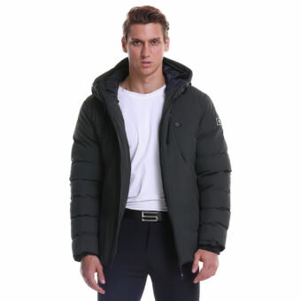 Schwarze wärmende Daunenjacke für Männer, die von einem jungen Mann getragen wird und auf weißem Hintergrund abgebildet ist