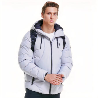 Weiße wärmende Daunenjacke für Männer, getragen von einem jungen Mann