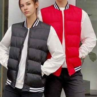 Ärmellose beheizbare Daunenjacke im Sportswear-Stil, getragen von einem Mann, der eine rote Jacke trägt, und einer jungen Frau, die eine schwarze Jacke trägt.