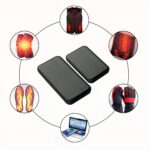 Externe Batterie mit wärmender Daunenjacke auf weißem Hintergrund.
