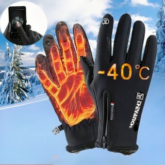 Wasserdichte Thermohandschuhe mit taktilen Fingern vor dem Hintergrund einer verschneiten Landschaft.