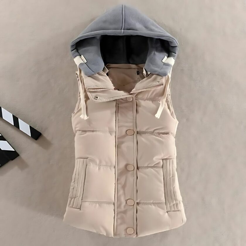 Ärmellose Damen-Daunenjacke in Beige mit Kapuze aus grauem Fleece, flach auf einem grauen Hintergrund liegend, Vorderansicht