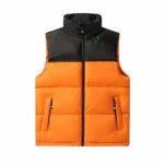 Orangefarbene Daunenjacke am Körper und schwarze Schultern auf weißem Hintergrund