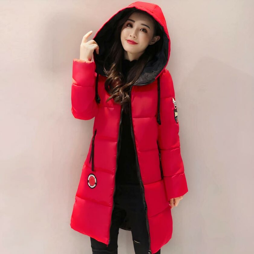 Rote, halblange, gesteppte Daunenjacke für Damen für Damen.