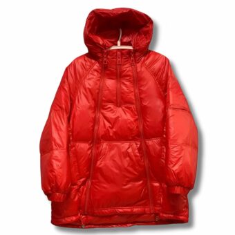 Weit geschnittene, glänzende, rote Damen-Daunenjacke mit Kapuze und großen Taschen, Vorderansicht auf Kleiderbügel, zeigt die Details der Reißverschlüsse und den weiten Schnitt.