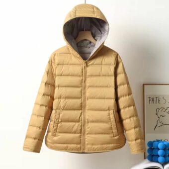Modische Daunenjacke mit trendiger Kapuze