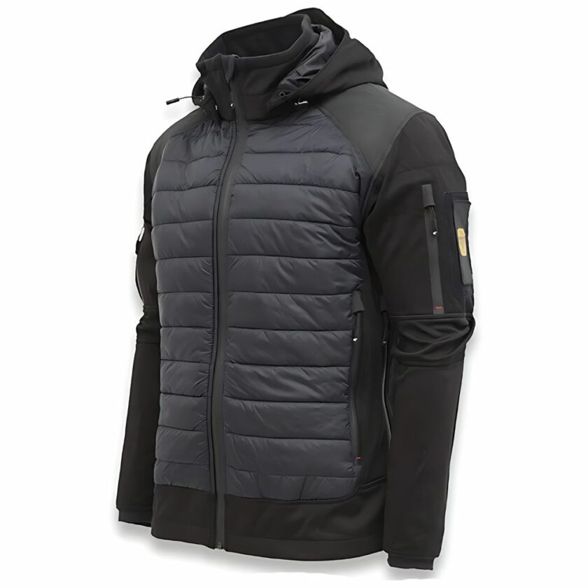 Schwarze, technische Daunenjacke für Herren, speziell für Wanderungen, dreiviertellang, mit gestepptem Design auf der Vorderseite und schwarzen Ärmeln, mit Kapuze und Reißverschlusstaschen auf den Ärmeln