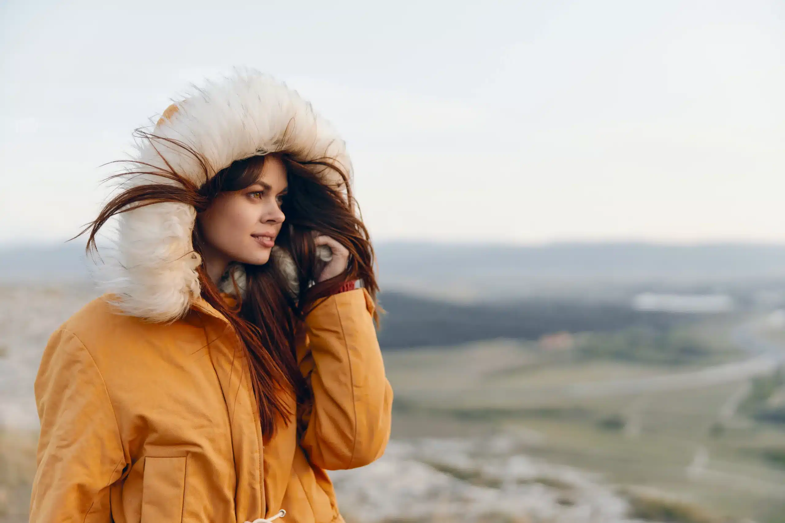 Wie trägt man eine lange Daunenjacke? Frau mit einer trendigen langen Daunenjacke